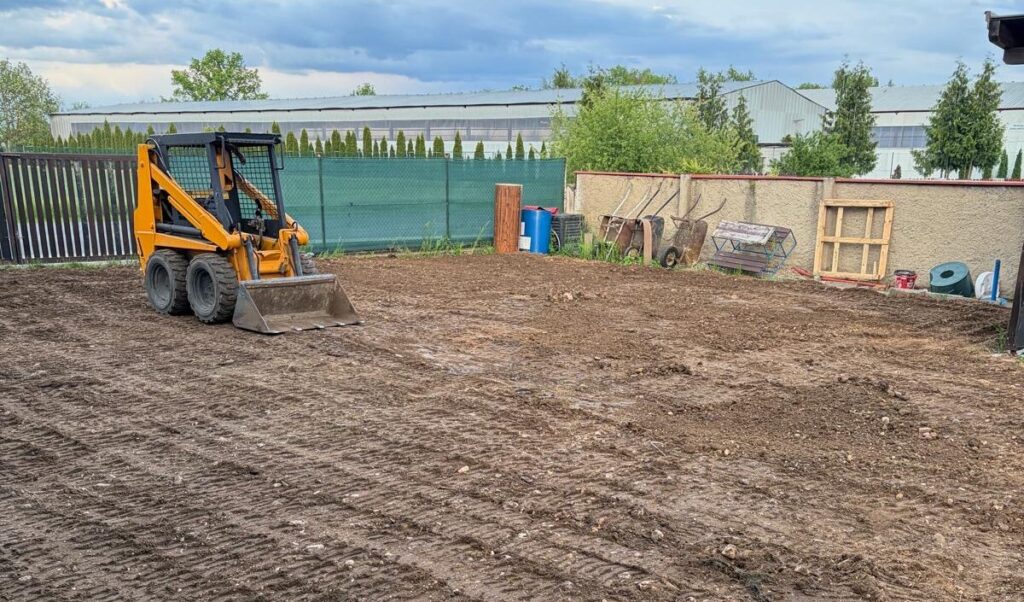 Terénní úpravy pozemku minibagrem a smykovým nakladačem – Mělník