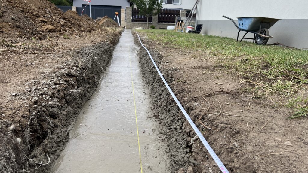 Betonový základový pas pro oplocení