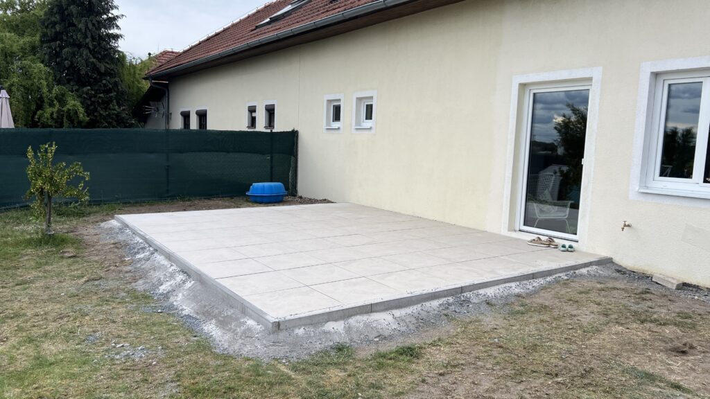 Venkovní terasa z velkoformátové dlažby – Kly