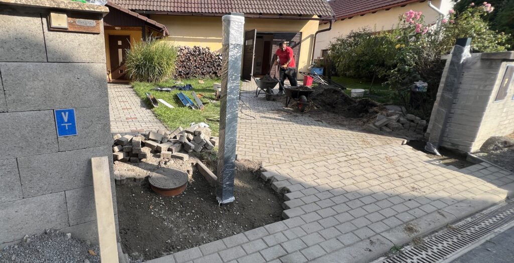 Betonové základy sloupků pro dvoukřídlou bránu a branku