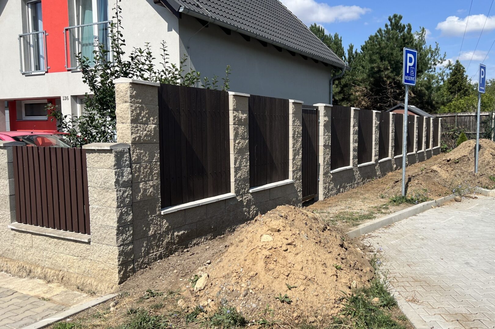 Plot z betonových tvárnic s WPC výplní a ocelovou brankou – Býkev