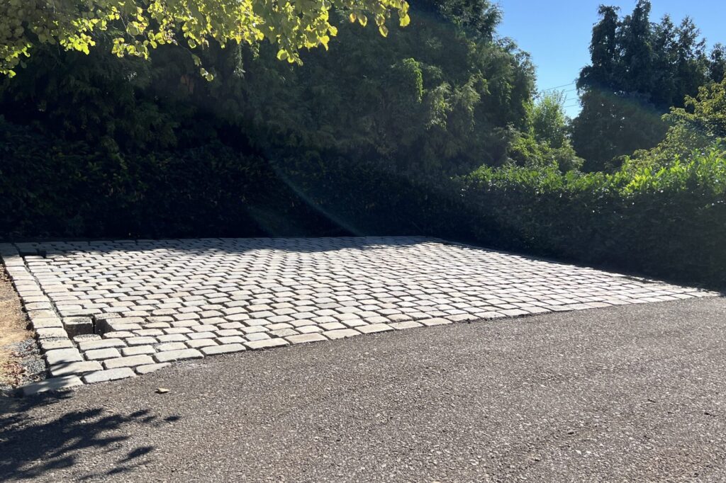 Parkovací stání z kamenné dlažby – Dřevčice