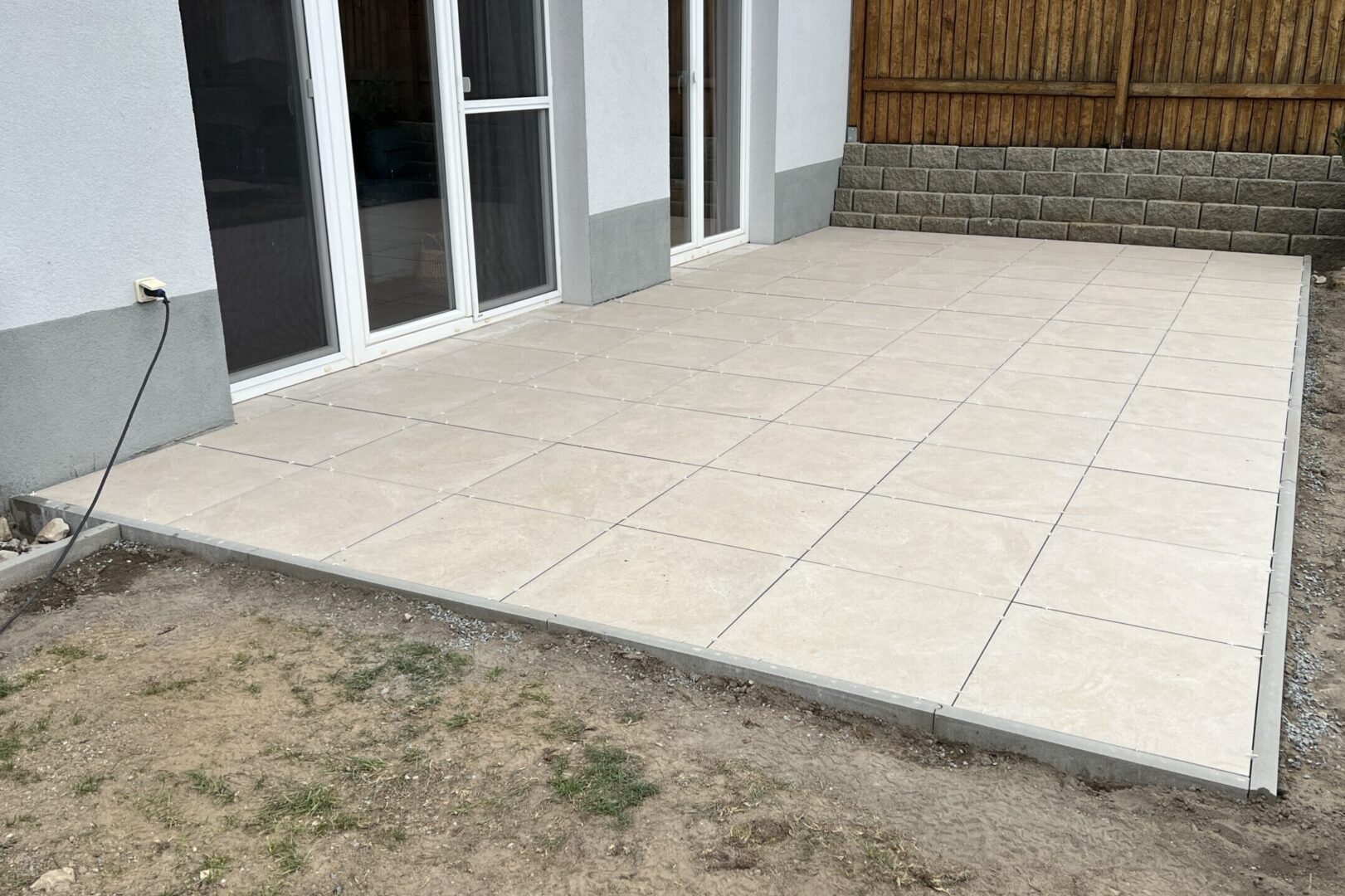 Zahradní terasa z velkoformátové dlažby – Býkev