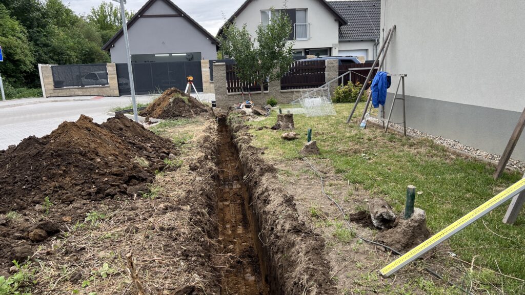     Výkop a betonový základový pas pro oplocení