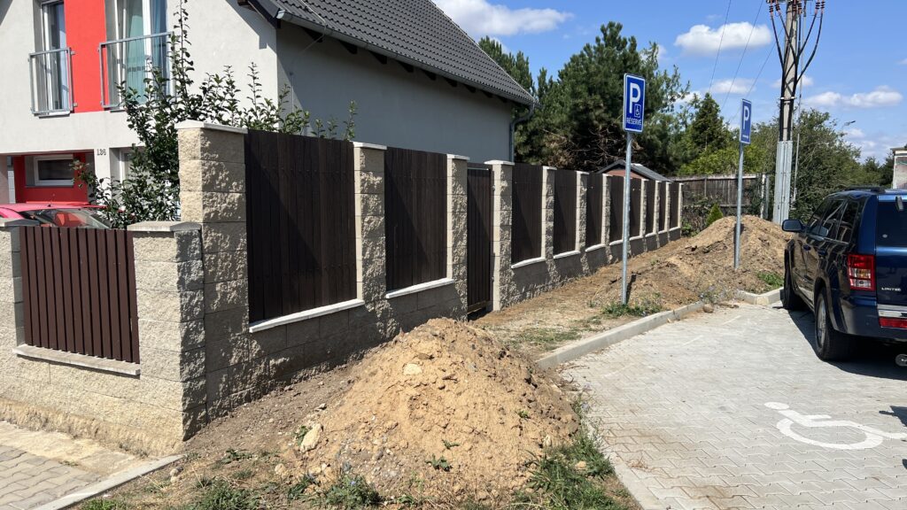 Hotová realizace nového oplocení s betonovou podezdívkou a plotovou výplní