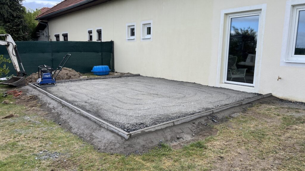 Příprava a hutnění podloží zahradní terasy