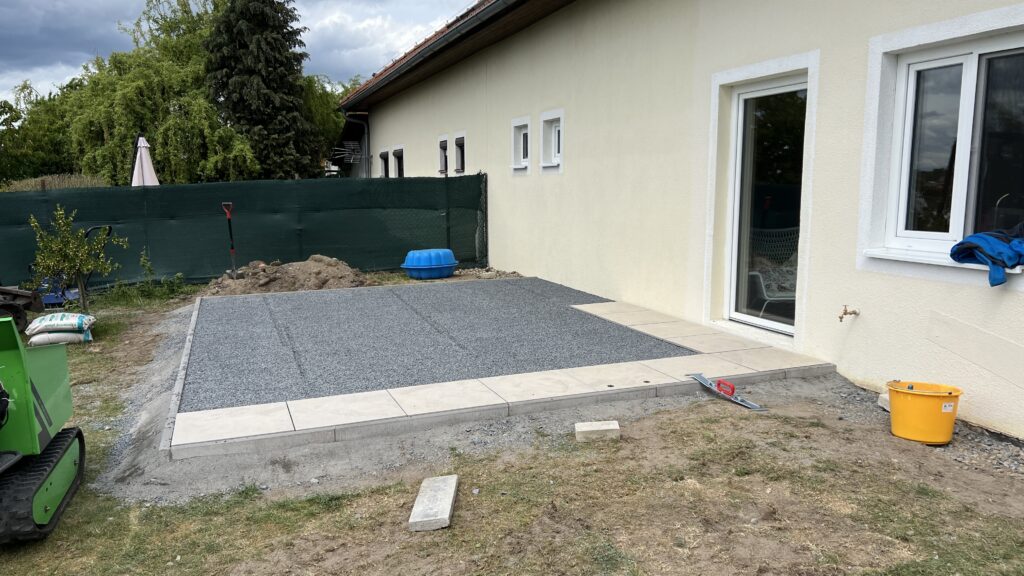 Příprava podkladu a pokládka dlažby zahradní terasy