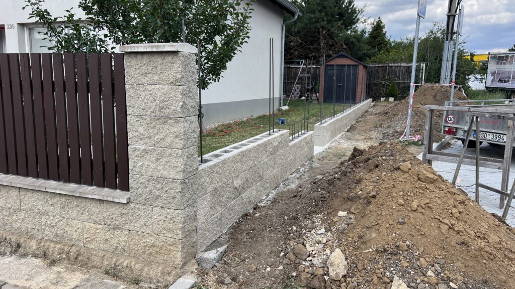     Betonová podezdívka a sloupky při realizaci plotu