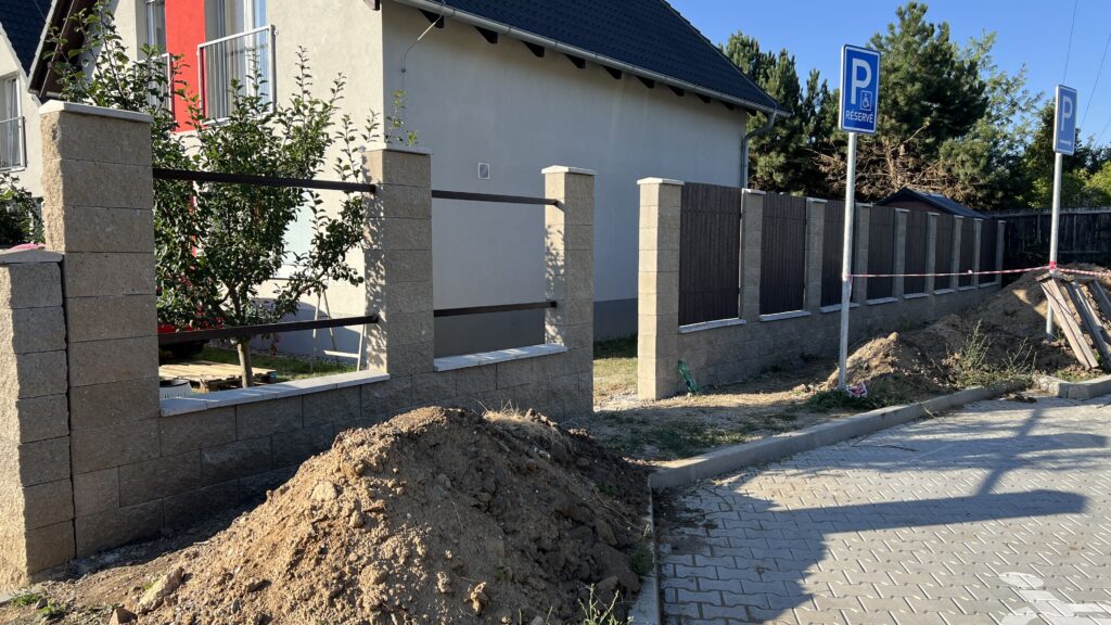     Montáž ocelové konstrukce a WPC výplně plotu