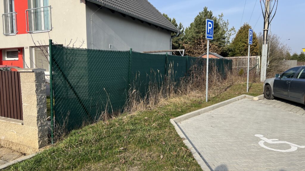     Původní stav oplocení před realizací nového plotu